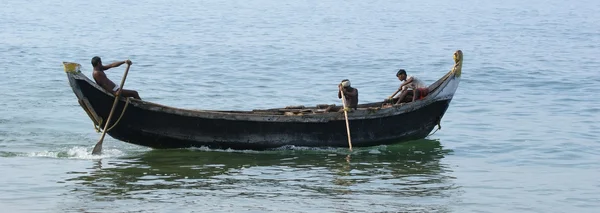 Рибалки в човні ловлять рибу в океані — стокове фото