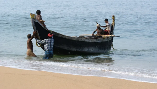 Fishermen in a boat catching fish in the ocean — Stock Photo, Image