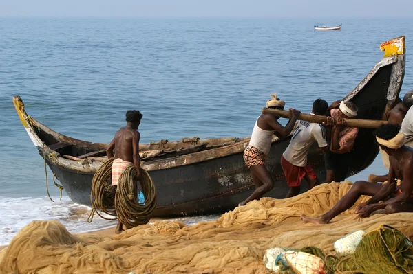 Pêcheurs dans un bateau attrapant des poissons dans l'océan — Photo