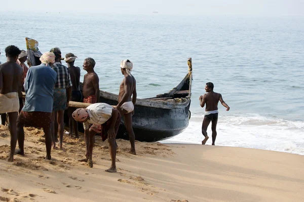 Fishermen are pulling their fishing net in combined work out of the sea — Stock Photo, Image