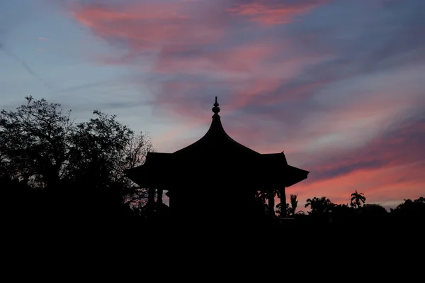 Le contour d'un temple bouddhiste en arrière-plan d'un coucher de soleil — Photo