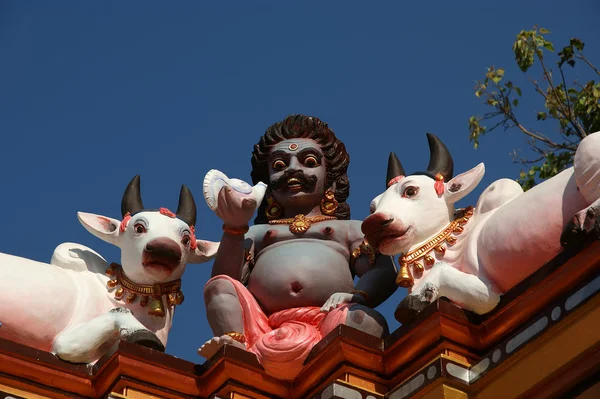 Tanrılar ve Tanrıçalar hindu Tapınağı geleneksel heykelleri — Stok fotoğraf