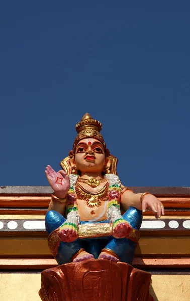 Estatuas tradicionales de dioses y diosas en el templo hindú —  Fotos de Stock