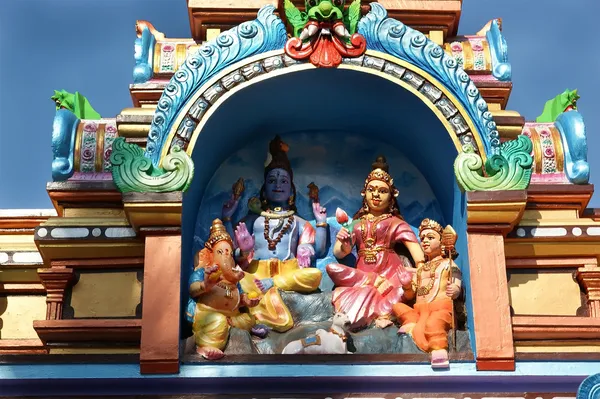 Παραδοσιακά αγάλματα των θεών και θεές στο ινδουιστικό ναό — Φωτογραφία Αρχείου