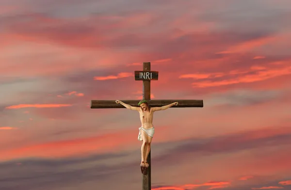 İsa'nın çarmıha dramatik gökyüzü karşı — Stok fotoğraf