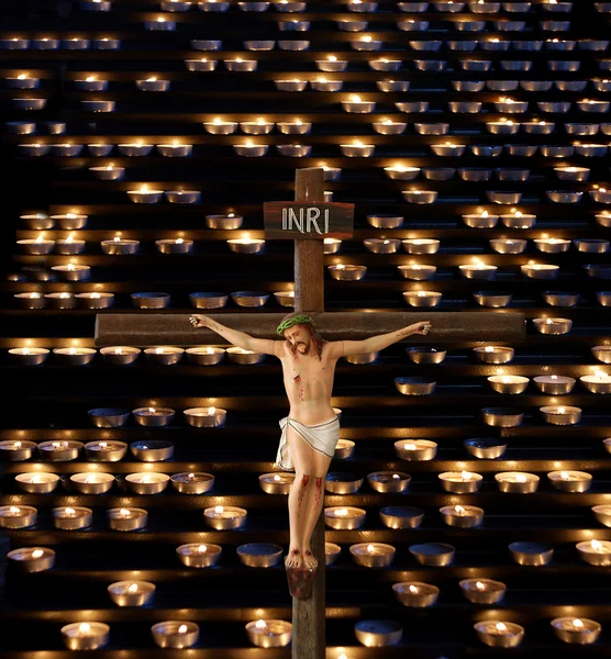 Jesus korsfästelse mot bakgrund av kyrkan ljus — Stockfoto