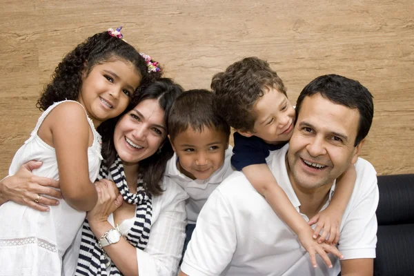 Piękne rodziny korzystających ze sobą — Zdjęcie stockowe