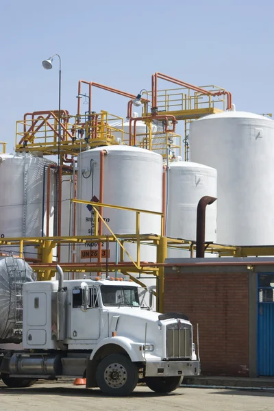 Chemické skladovací nádrž a tanker truck — Stock fotografie