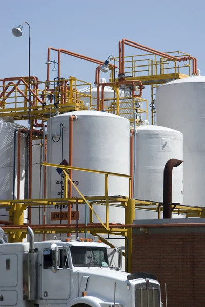 Химический резервуар и танкер — стоковое фото