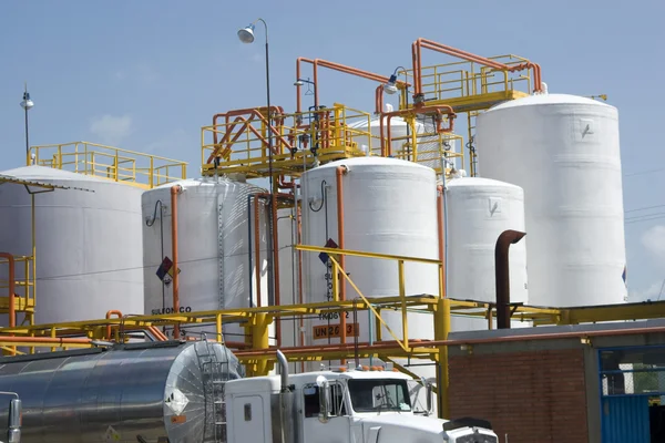 Chemische opslag tank en tanker vrachtwagen — Stockfoto