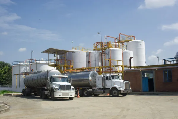 Kimyasal depolama tankı ve tanker kamyon — Stok fotoğraf