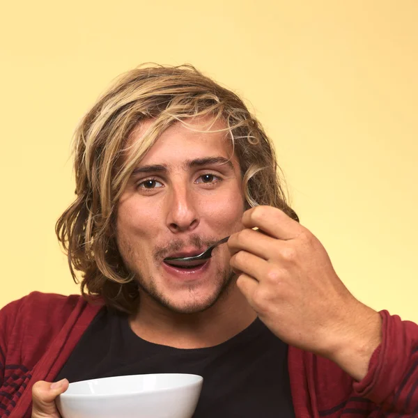 Młody człowiek jedzenie galaretki — Zdjęcie stockowe