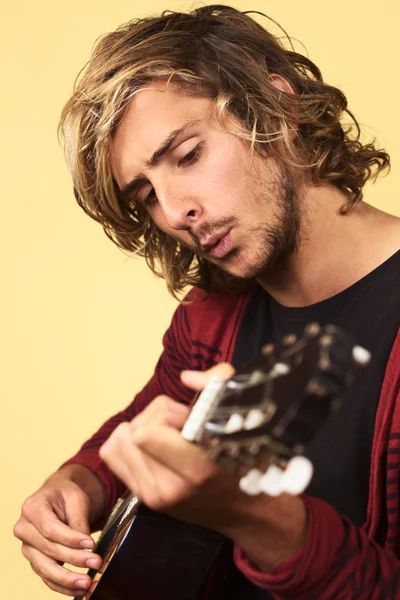 Junger Mann spielt Gitarre und pfeift — Stockfoto