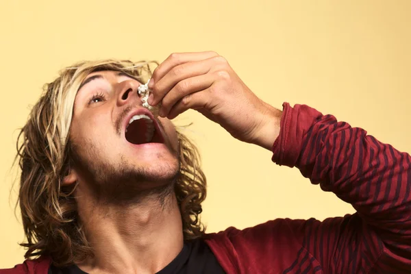 Молодой человек ест попкорн — стоковое фото