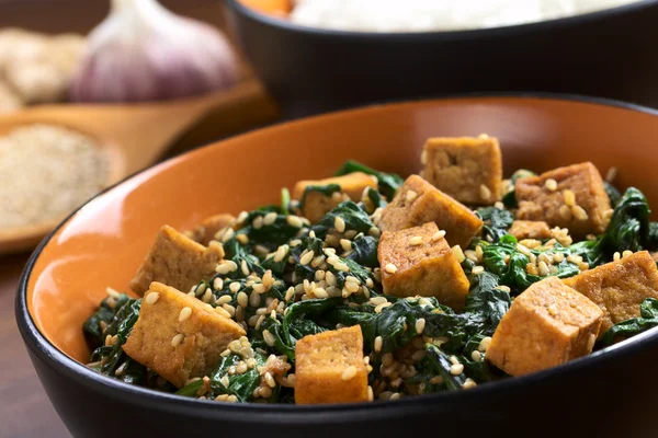 Tofu mit Spinat und Sesam — Stockfoto