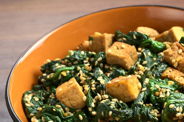 Tofu mit Spinat und Sesam — Stockfoto