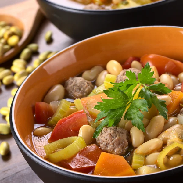 Fazolová polévka s knedlíčky a ostatní zelenina — Stock fotografie