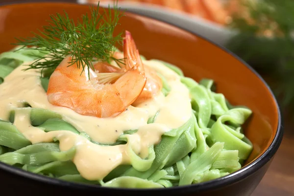 Green Tagliatelle with Shrimp — Stock Photo, Image