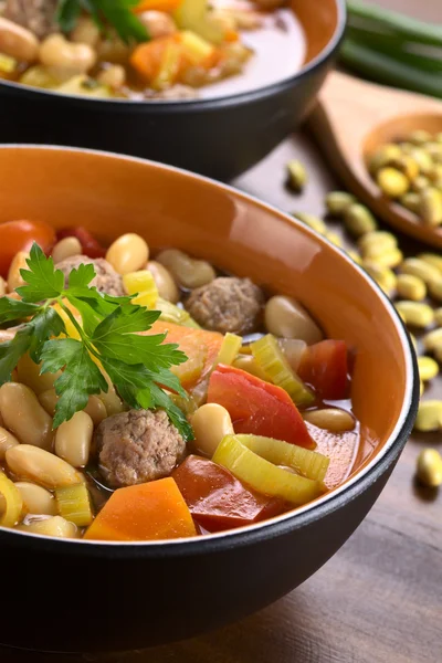 Bohnensuppe mit Frikadellen und anderem Gemüse — Stockfoto
