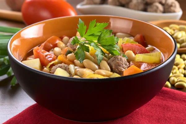 Sopa de feijão com almôndegas e outros vegetais — Fotografia de Stock