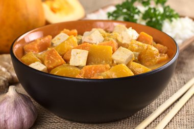 Tofu, kabak ve tatlı patates köri