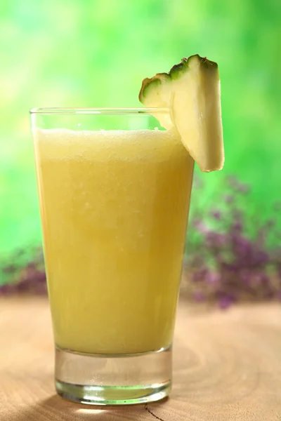 Świeży sok z ananasa — Zdjęcie stockowe