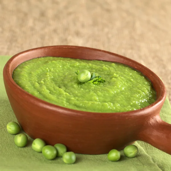 Свежий зеленый гороховый суп — стоковое фото