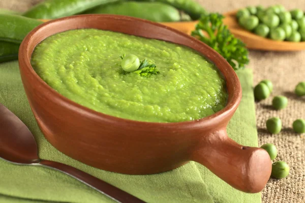 Свежий зеленый гороховый суп — стоковое фото