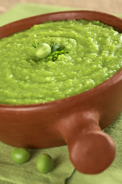 Sopa de guisantes verdes frescos —  Fotos de Stock