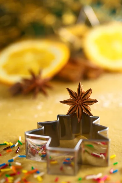 Anise estrela no cortador de biscoito de árvore de Natal — Fotografia de Stock