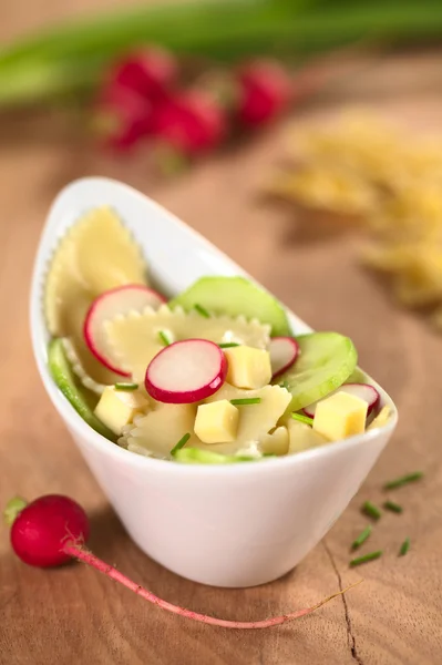 Bow Tie Salada de massas com pepino e rabanete — Fotografia de Stock