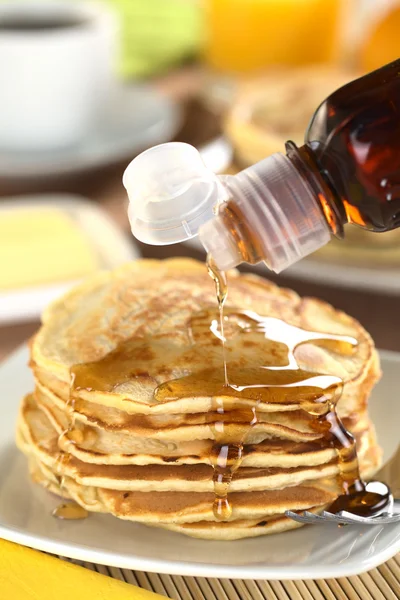 Pouring Maple Syrup on Pancakes — Stock Photo, Image