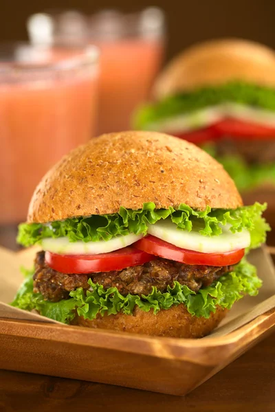 ジュースとベジタリアン レンズ豆のハンバーガー — ストック写真