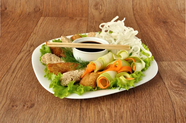 Chicken fillet with rice noodles and vegetablesa — Stock Photo, Image