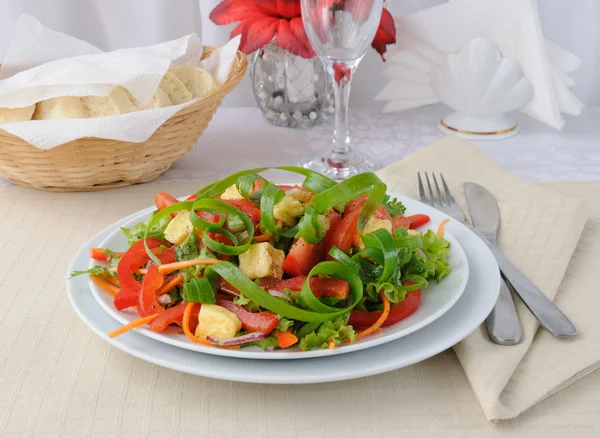 Vegetable salad with grilled cheese — Stock Photo, Image