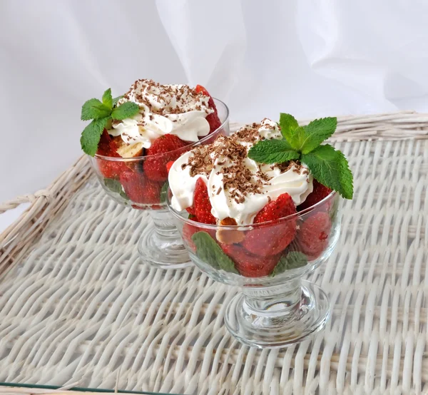 비스킷 조각과 박하 크림 을 밑에 입힌 딸기 — 스톡 사진