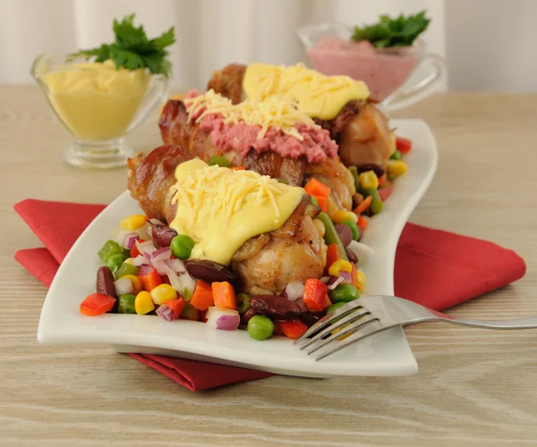 Perna de frango envolta em bacon com legumes e molho diferente — Fotografia de Stock