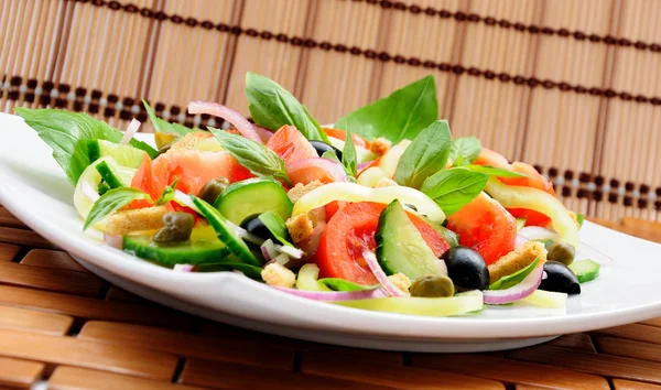 Plantaardige salade met basilicum — Stockfoto