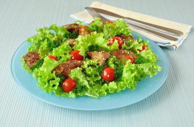 yeşil salata tavuk karaciğer ile