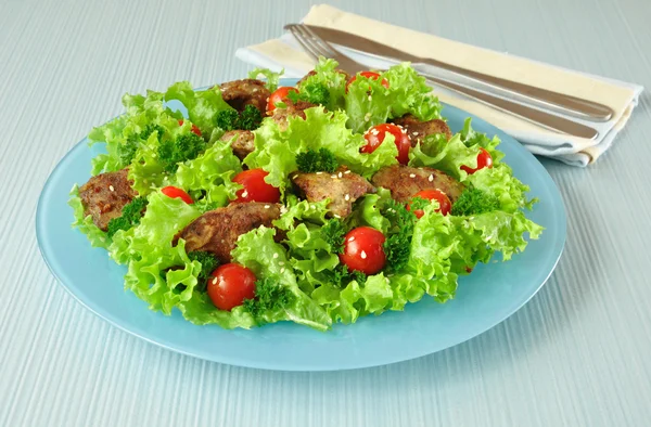 Grüner Salat mit Hühnerleber — Stockfoto