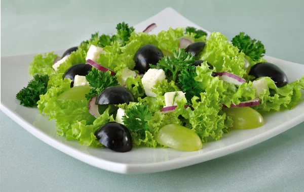 Салат з салату з сиром і виноградом — стокове фото