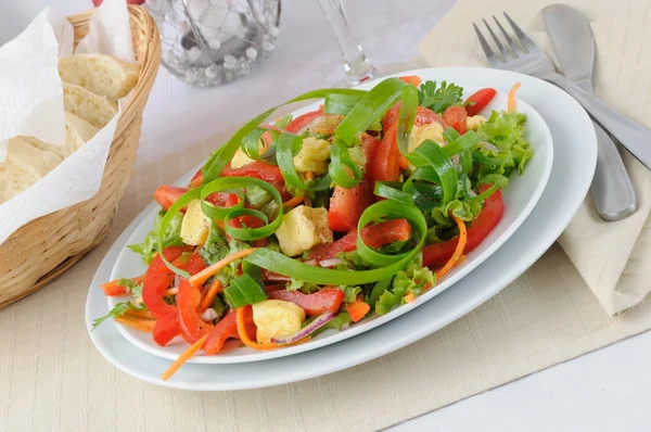 Vegetable salad with grilled cheese — Stock Photo, Image