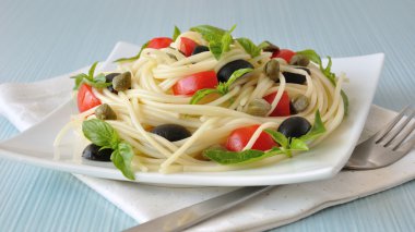 Spagetti domates, Kapari ve fesleğen zeytin ile