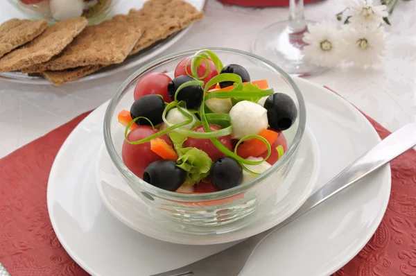 Ensalada de lechuga, tomates cherry, aceitunas y mozzarella con pe — Foto de Stock