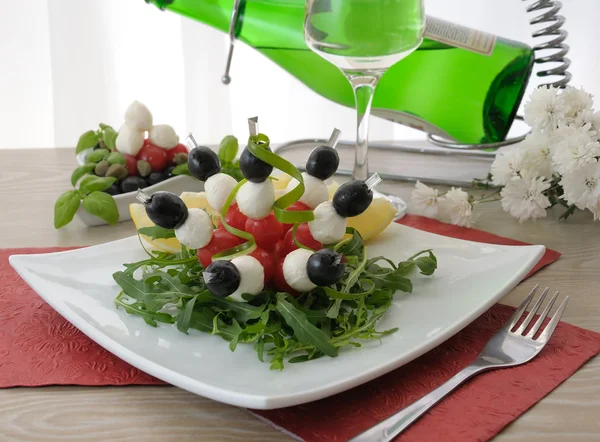 Закуска из моцареллы, помидоров черри и оливок с Аругулой — стоковое фото