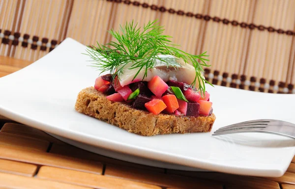 Çavdar ekmeği, ringa balığı ve sebze sandviç — Stok fotoğraf