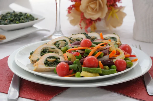 Kippenrollade met spinazie en champignons met groenten — Stockfoto