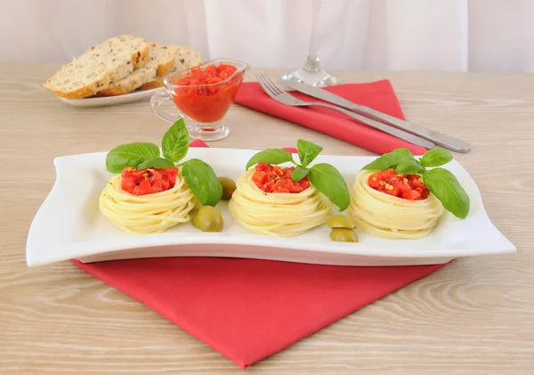 Nido de espaguetis con aderezo de tomate —  Fotos de Stock