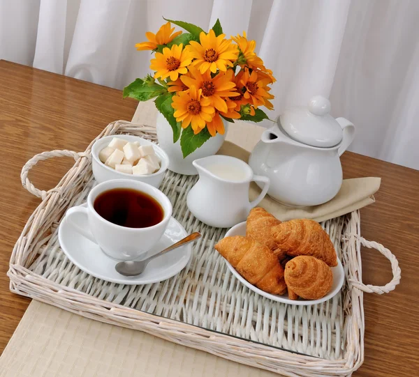 Croissant con tè e latte su un vassoio — Foto Stock