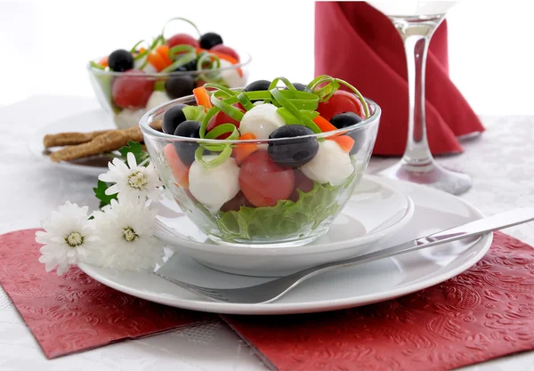 Salada de alface, tomate cereja, azeitonas e mussarela com pe — Fotografia de Stock